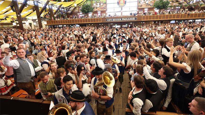 „Bilderbuchstart“ und Söder-Lob: Krause eröffnet Oktoberfest Die Festzelte sind schon gut gefüllt.