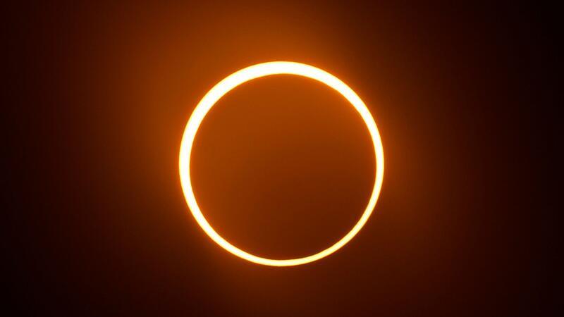 Die Feuerkranz-Sonnenfinsternis am Himmel über San Antonio im US-Bundesstaat Texas.