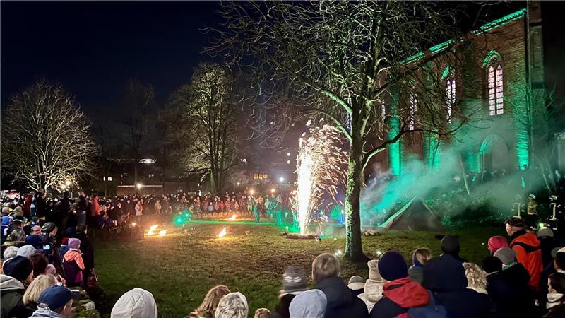 Die Feuershow auf dem Winterzauber bringt Augen zum Leuchten.