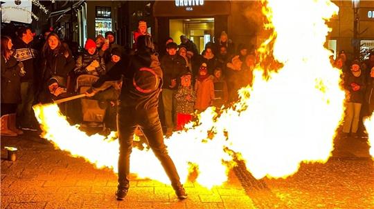 Die Feuertruppe von SpinningArea spielt zum Abschluss zwei Shows auf dem St.-Petri-Platz. Foto: SpinningArea