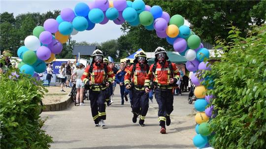 Die Feuerwehr Bargstedt lief die 112. Runde mit Atemschutz und zur Musik Hells Bells von AC/DC.