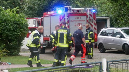 Die Feuerwehr Basbeck bei ihrem Einsatz zur Brandbekämpfung in der Küche eines Hauses in Hemmoor.