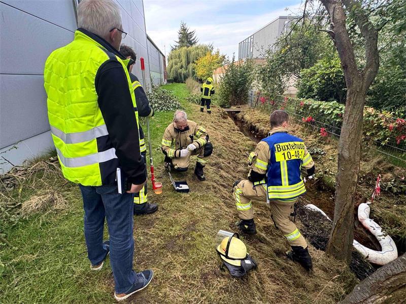 Umweltfrevel in Buxtehude: Verunreinigtes Wasser färbt Enten rot Die Feuerwehr Buxtehude, die Stader Kreisfeuerwehr und der Umweltzug waren mit dem Umweltamt und der Polizei in dem Buxtehuder Gewerbegebiet im Einsatz.