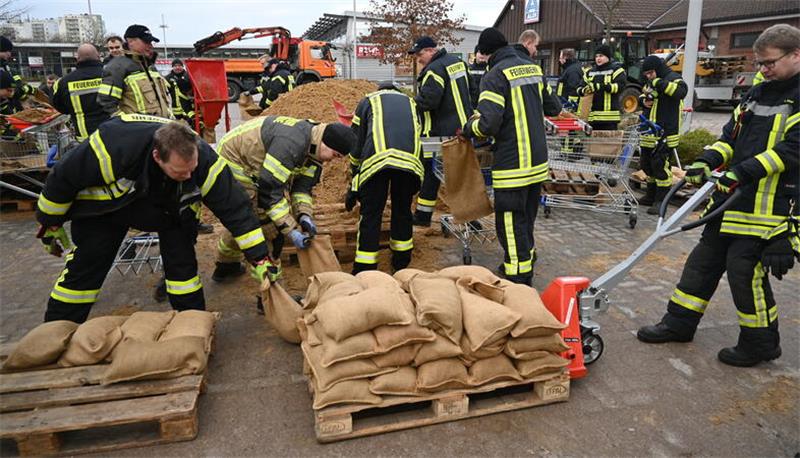 Die Feuerwehr Buxtehude füllt Sandsäcke, um die Bevölkerung vor dem Hochwasser zu schützen.