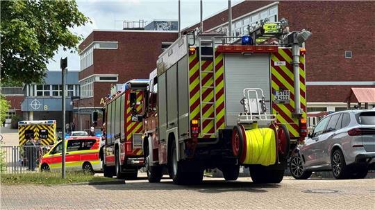 Die Feuerwehr Buxtehude musste Teile des Fahrrades demontieren, damit der Jugendliche vom Notarzt behandelt werden konnte.
