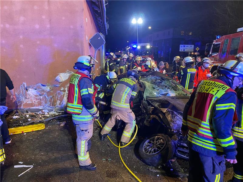 Die Feuerwehr Buxtehude musste die Unfallopfer aus dem Wrack befreien. Foto: Timm Gerken/Feuerwehr Buxtehude