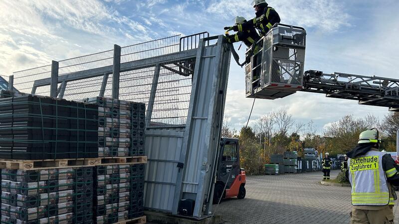 Lkw rammt Tor bei Toom in Buxtehude – Umsturzgefahr Die Feuerwehr Buxtehude zog mit der Seilwinde des Rüstwagens das Tor wieder in die Ursprungsposition.