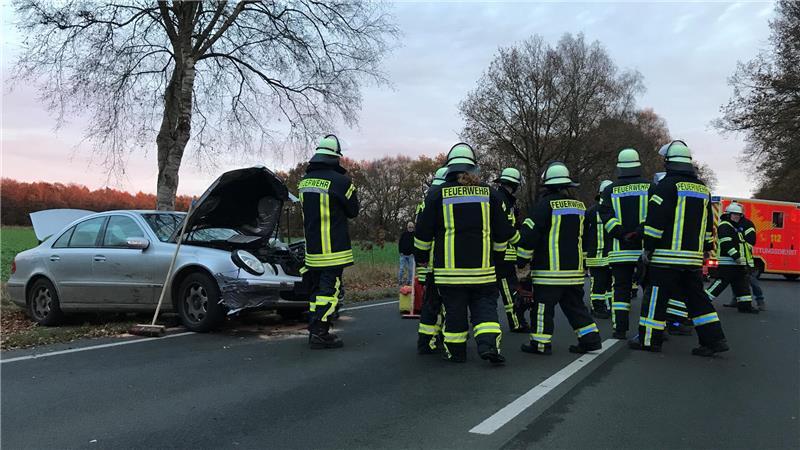 Unfall auf der B73 bei Dollern: Mercedes kollidiert mit Transporter Die Feuerwehr Dollern rückte zum Unfall auf der B73 aus.