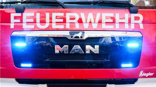 Die Feuerwehr-Einsatzkräfte konnten den Trecker-Brand schnell löschen. (Symbolbild)