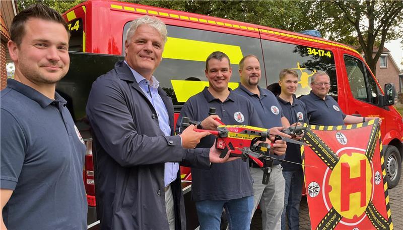Schnell und präzise: Das kann die neue Drohne der Feuerwehr Estorf Die Feuerwehr Estorf zeigt ihre Drohne (von links): Mirco Buck, Dr. Neldes Hovestad (Dow Stade), Bastian Eckhoff, Thorsten Poppe, Tjark Dammann und Tristan Schult.