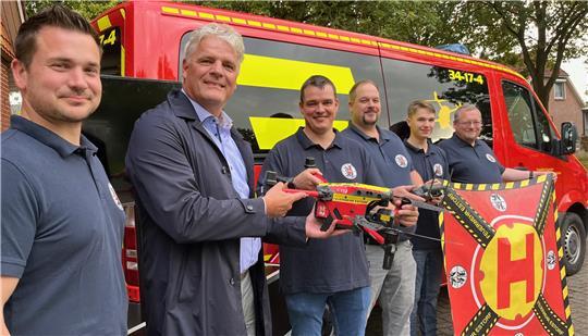 Die Feuerwehr Estorf zeigt ihre Drohne (von links): Mirco Buck, Dr. Neldes Hovestad (Dow Stade), Bastian Eckhoff, Thorsten Poppe, Tjark Dammann und Tristan Schult.