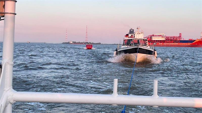 Die Feuerwehr Grünendeich sicherte die Rettungsaktion ab.