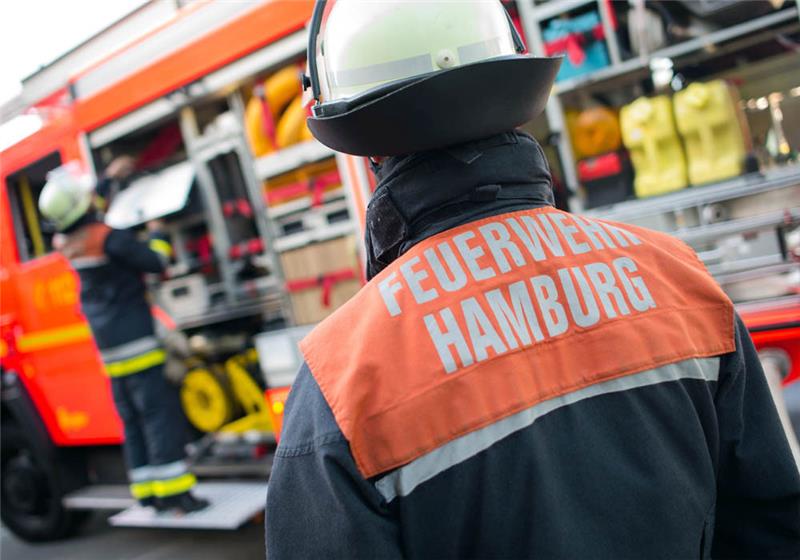 Die Feuerwehr Hamburg musste am Montag den brennenden Dachstuhl eines Hotels in Bergedorf löschen. Archivfoto: dpa