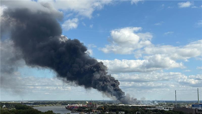 Große Rauchsäule über Veddel: Feuer im Hamburger Hafen – Drei Verletzte Die Feuerwehr Hamburg musste am Montagnachmittag zu einem Brand im Hafen ausrücken.