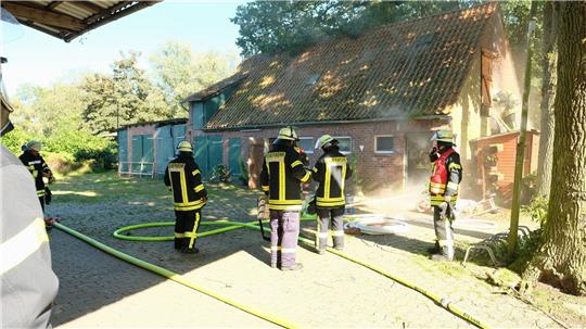Die Feuerwehr Hammah begann als erste mit den Löscharbeiten an dem Lagergebäude. Foto: Hillyer-Funke/Feuerwehren Samtgemeinde Oldendorf-Himmelpforten