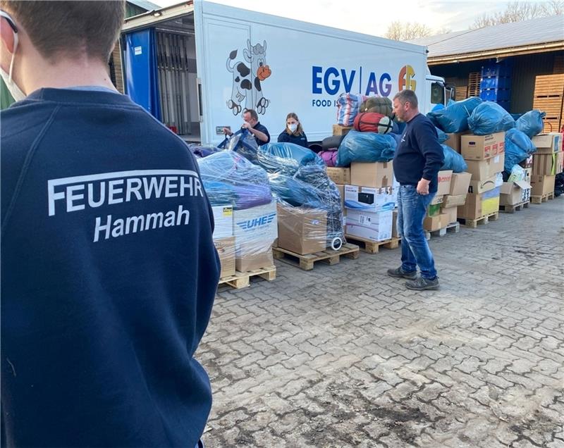 Tausende unterstützen Ukraine-Hilfsaktion von Dollerner Familie Die Feuerwehr Hammah beim Verladen von Sachspenden. Foto: Möller-Bruhn