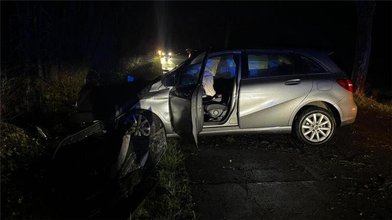 Unfall: Mercedes rammt Baum an Griemshorster Straße Die Feuerwehr Harsefeld musste die Unfallstelle ausleuchten.