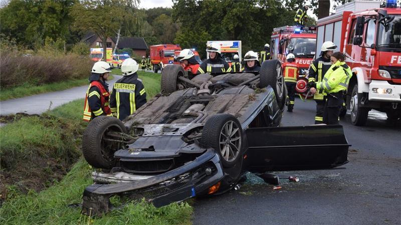 BMW schleudert in Harsefeld durch die Luft – Kind befreit sich Die Feuerwehr Harsefeld musste eine Tür entfernen, um Fahrer und Beifahrerin den Weg nach draußen zu ermöglichen.