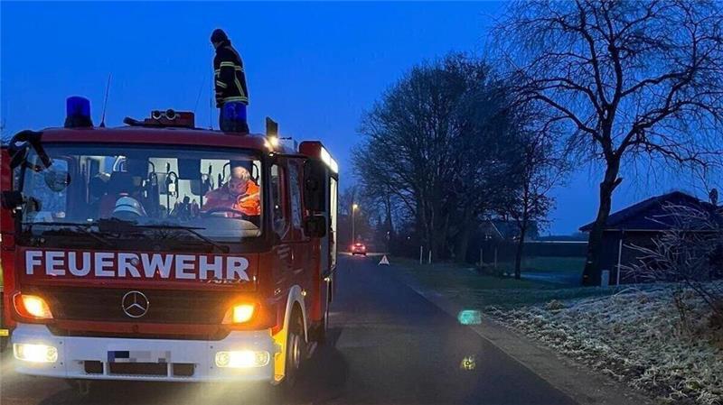 Die Feuerwehr Hollen musste circa 150 Liter Heizöl von der Straße entfernen.