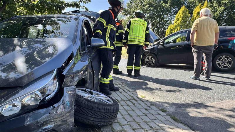 Die Feuerwehr Hove befreit eine verletzte Frau aus ihrem Auto.