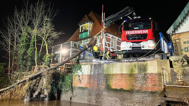 Die Feuerwehr Jork musste nach heftigem Sturm einen Baum aus der Este bergen.