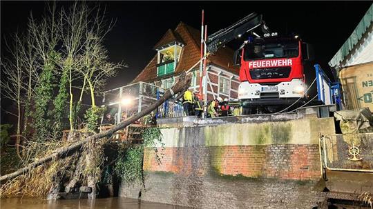 Die Feuerwehr Jork musste nach heftigem Sturm einen Baum aus der Este bergen.