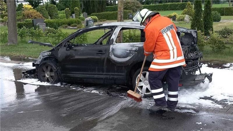 Lamstedt: Citroën geht während der Fahrt in Flammen auf Die Feuerwehr Lamstedt brachte die Flammen zunächst mit Wasser unter Kontrolle, bevor der Brand schließlich mit einem Schaumangriff vollständig gelöscht wurde.