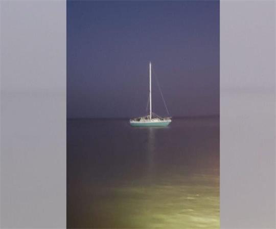 Die Feuerwehr Neuhaus setzte ihr Rettungsboot zu Wasser und fuhr zu dem Segelboot auf der Oste.