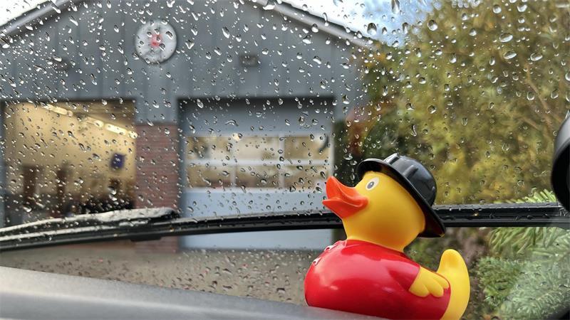 Die Feuerwehr-Quietscheente hat als Glücksbringer immer einen Platz an der Frontscheibe.