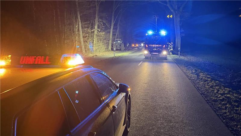 Die Feuerwehr Schwinge leuchtete die Unfallstelle auf der K1 in Fredenbeck für die Polizei aus. Ein 58-Jähriger war mit seinem Traktor gegen einen Baum geprallt.