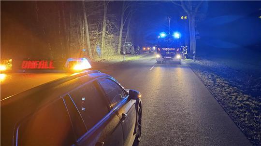 Die Feuerwehr Schwinge leuchtete die Unfallstelle auf der K1 in Fredenbeck für die Polizei aus. Ein 58-Jähriger war mit seinem Traktor gegen einen Baum geprallt.