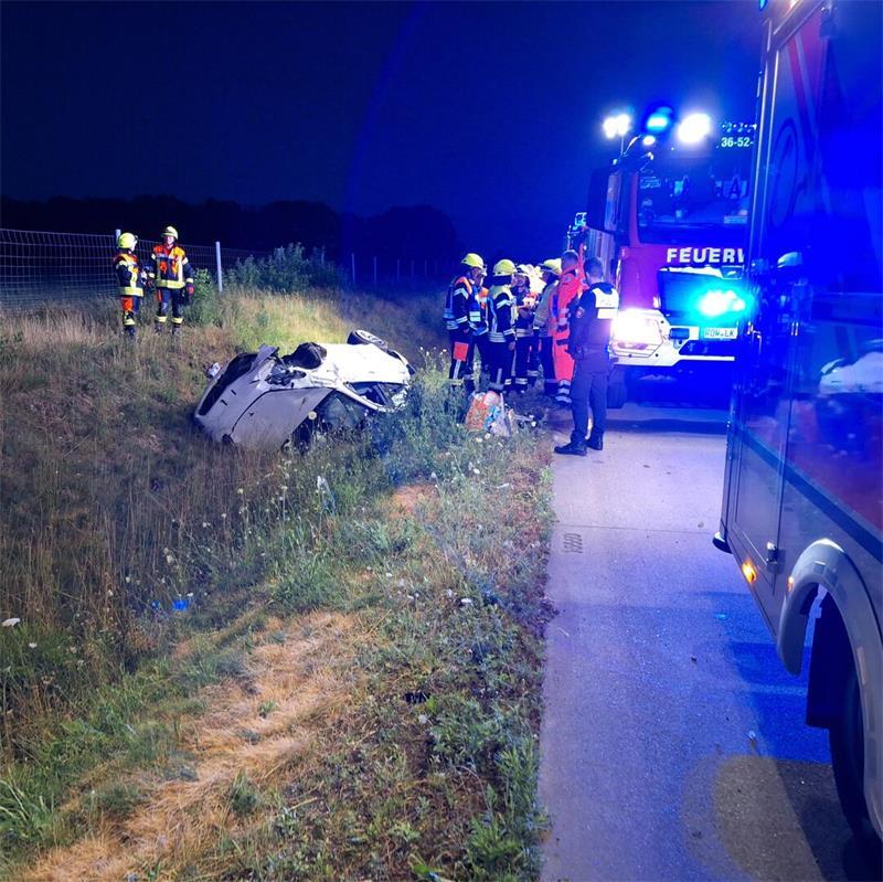 Tesla überschlägt sich auf A1 im Kreis Rotenburg – Fahrerin alkoholisiert Die Feuerwehr Sottrum war mit vier Fahrzeugen und rund 25 Einsatzkräften im Einsatz.