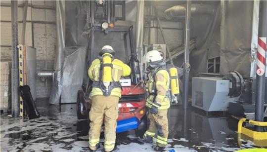 Die Feuerwehr Stade musste zu einem brennenden Gabelstapler ausrücken.