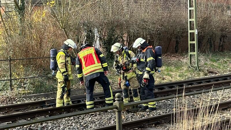 Die Feuerwehr Stade und die Bahnerdung der Feuerwehr der Samtgemeinde Horneburg sind in Stade an den Bahngleisen im Einsatz.