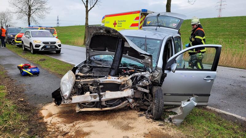 Kontrolle verloren: 63-Jähriger im Alten Land schwer verletzt Die Feuerwehr Steinkirchen nahm auslaufende Betriebsstoffe auf.