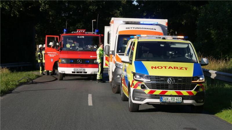 Die Feuerwehr Westersode sicherte die Unfallstelle und den Brandschutz, während Notarzt und Rettungsdienst die verletzte Fahrerin versorgten. 