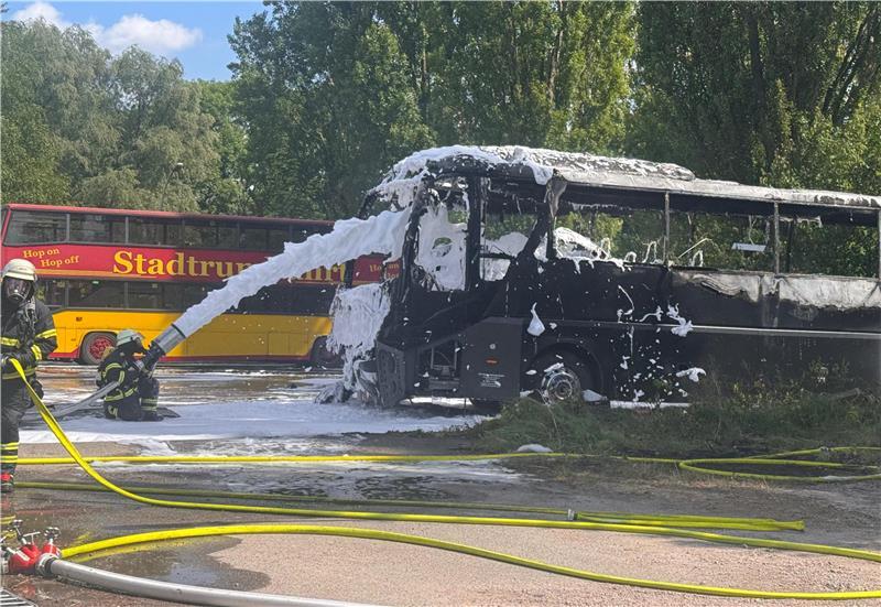 Reisebus geht in Flammen auf Die Feuerwehr Wilhelmsburg konnte das vollständige Ausbrennen des Reisebusses nicht verhindern.