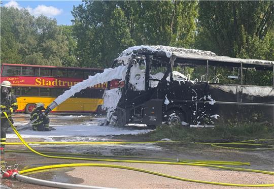Die Feuerwehr Wilhelmsburg konnte das vollständige Ausbrennen des Reisebusses nicht verhindern.