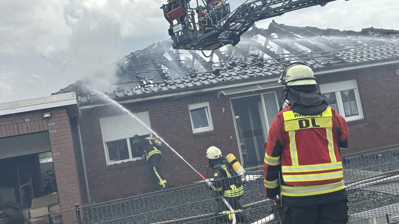 Die Feuerwehr Zeven bekämpft das Feuer.