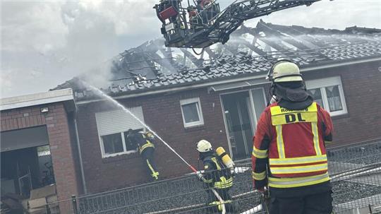 Die Feuerwehr Zeven bekämpft das Feuer.