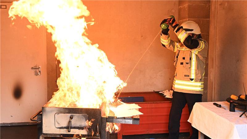 Die Feuerwehr appelliert eindringlich an Grill-Fans, ihre glühenden Gerätschaften nicht aus den Augen zu lassen - vor allem, wenn Kinder in der Nähe sind. 