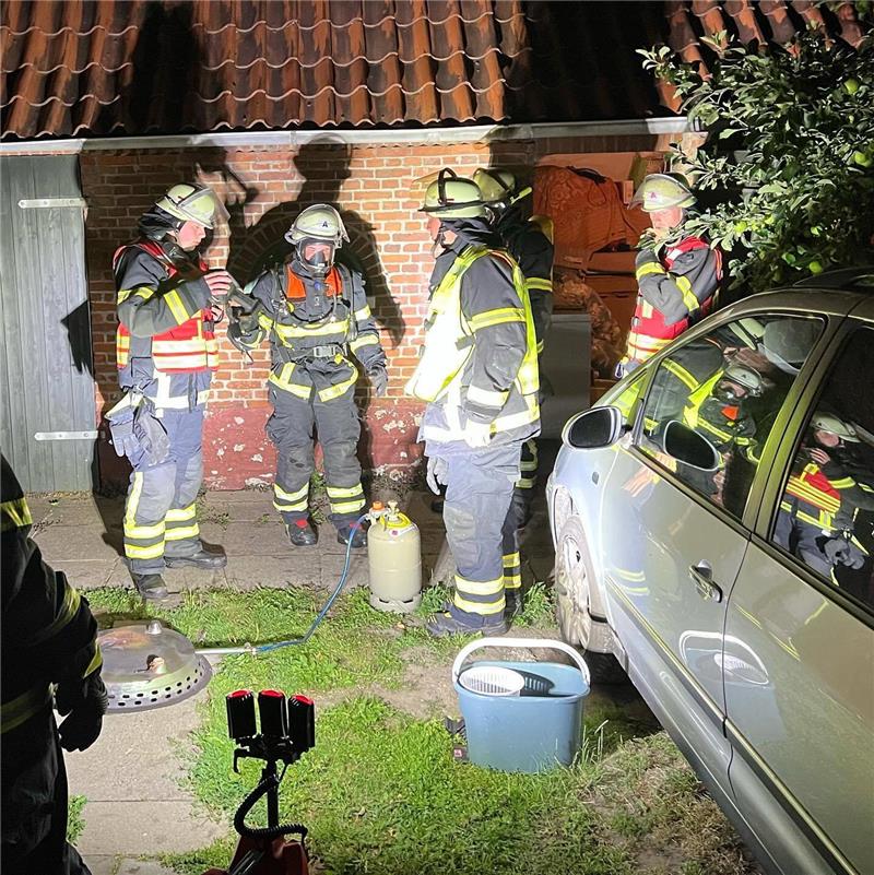 Die Feuerwehr aus Hollern-Twielenfleth rückt mit schwerem Atemschutzgerät an. Foto: Feuerwehr
