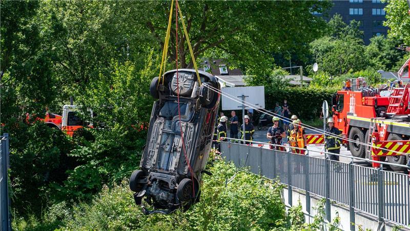 Die Feuerwehr barg das Auto mit einem Kran.