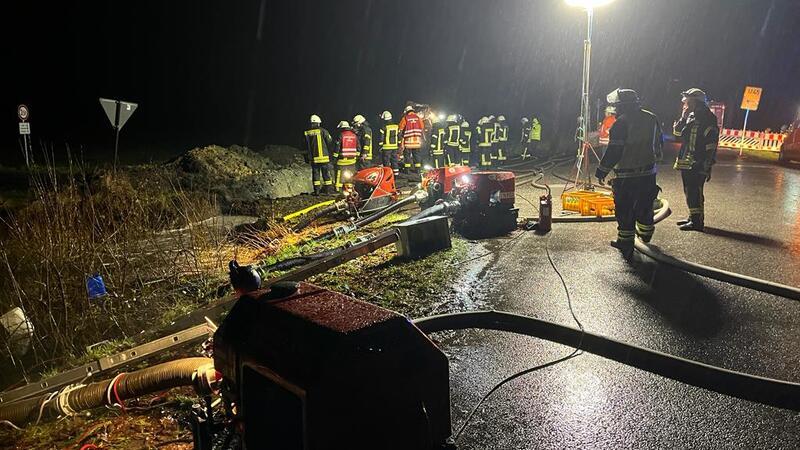 Die Feuerwehr baute zahlreiche Pumpen mit knapp 1500 Meter Schläuchen auf, um das Wasser in einen nahe gelegenen Bach umzuleiten.