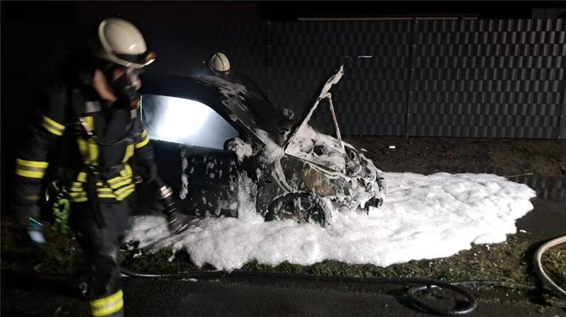 Falsch geblinkt: Schulbus mit 64 Kindern stößt mit Auto zusammen Die Feuerwehr bedeckte das Auto nach dem Brand in Heeslingen mit Schaum.