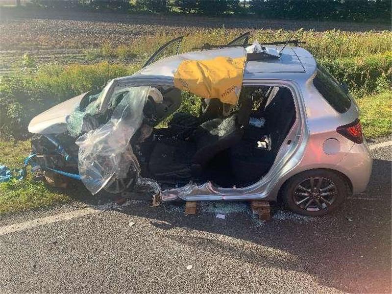Schwer verletzt: 51-jähriger Stader bei Sauensiek gegen Baum geprallt Die Feuerwehr befreite den Mann mit schwerem Gerät aus dem Wrack. Foto: Polizei