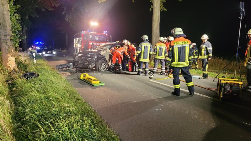 Zwei Unfälle: Autofahrer krachen gegen Bäume Die Feuerwehr befreite den verletzten Autofahrer.