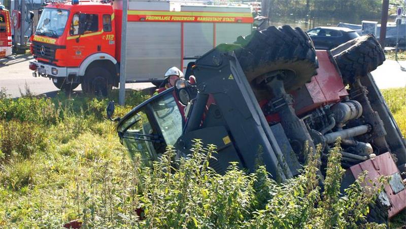Die Feuerwehr befreite die 26 Jahre alte Fahrerin aus der Kabine.