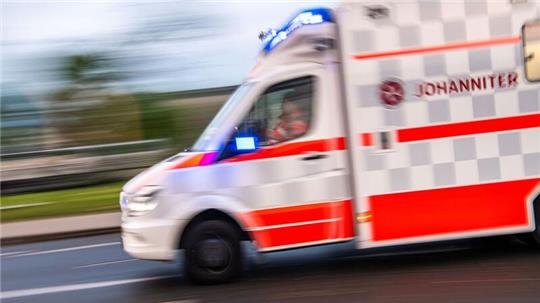 Die Feuerwehr befreite die Frau. Sie kam mit schweren Verletzungen ins Krankenhaus.