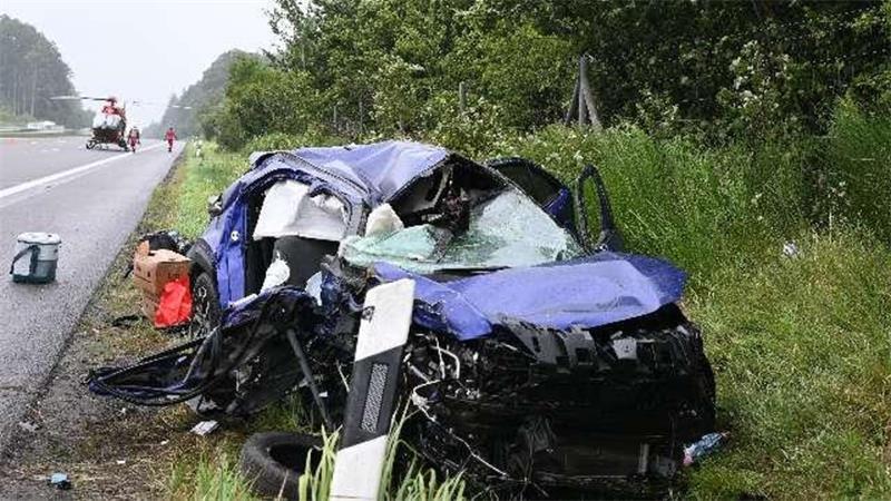Die Feuerwehr befreite die Schwerletzten aus dem Toyota.